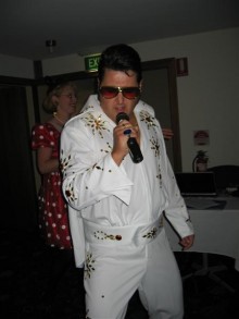 elvis_karaoke_night_november_2006-064