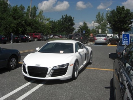 audi_r8_parking