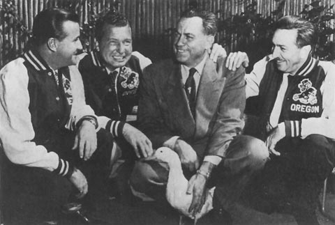 Sure looks like Phil Harris behind Leo.